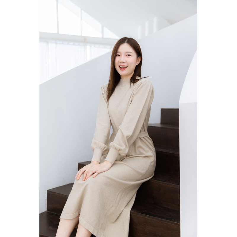 D24-023 : เดรสยาว ผ้ายืดกลิตเตอร์ สีนู้ดทอง คอกลม แขนยาว เล่นดีเทลจั๊มปลายแขน มีผ้าผูกเอวเพิ่มความ feminine