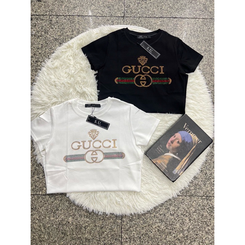 เสื้อยืดป้าย s.u เสื้อยืดคอกลม แขนสั้น ตัวยาว ผ้ายูนิโคล่รีดเพชรแน่นๆ เพชรเงา  เกรดพรีเมี่ยม ลายแบรนด์