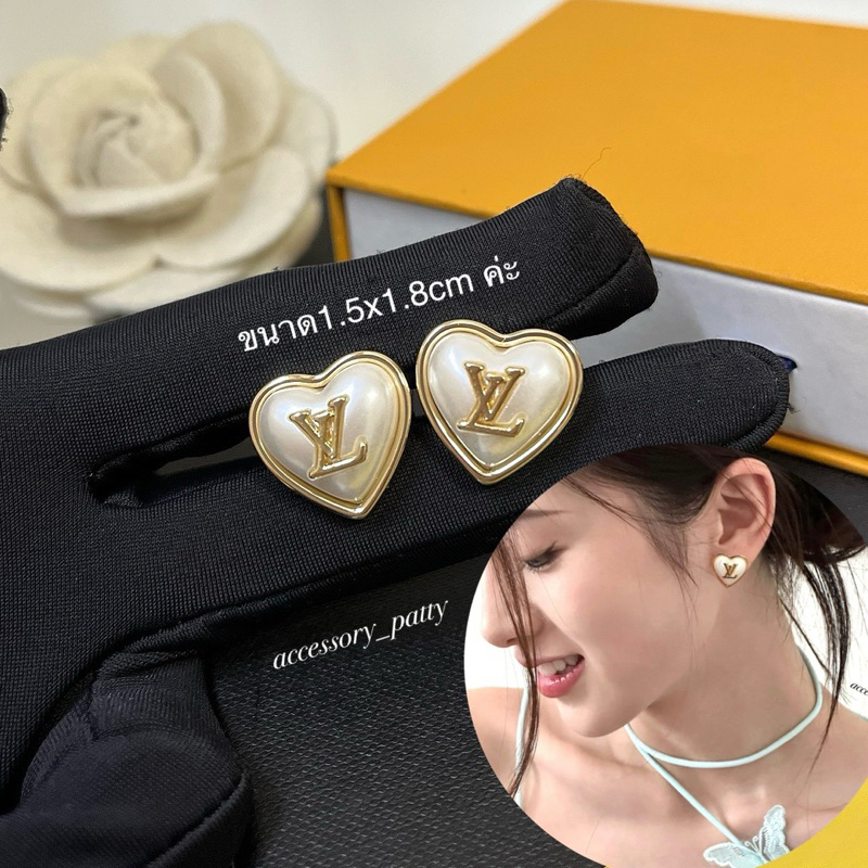 🧡ต่างหูก้านเงิน รุ่นL-v25 หัวใจสีมุกตัดตัวเรือนสีทอง ขนาด1.5x1.8cmค่ะ สวยหวานละมุนค่ะ งานสวยเป๊ะสุดค่ะ✨