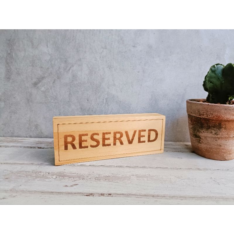 ป้ายจองโต๊ะ ป้าย RESERVED ป้ายตั้งโต๊ะ ป้ายไม้สลักชื่อ เลเซอร์ทั้ง2ด้าน ทำจากไม้สน มีให้เลือก3ขนาด เล็ก,กลางและใหญ่
