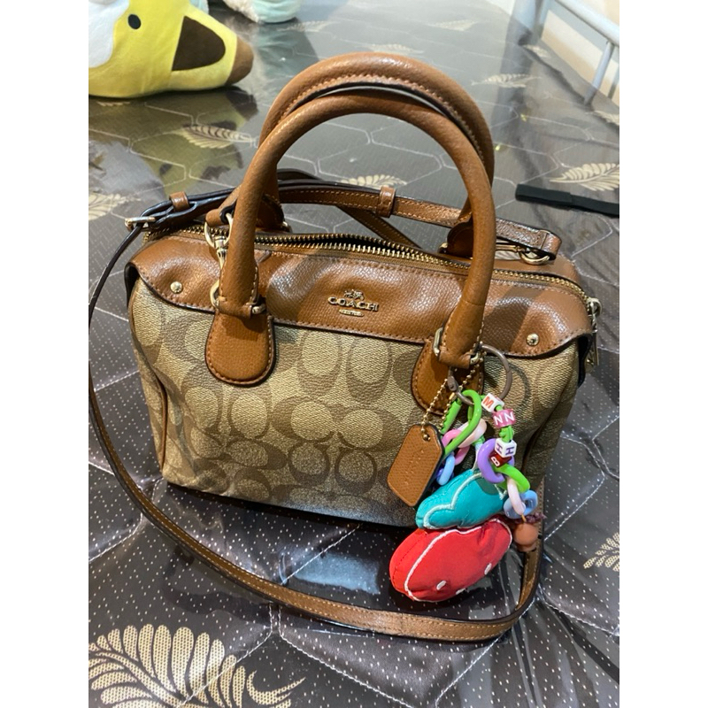 coach หมอนแท้ มือสอง
