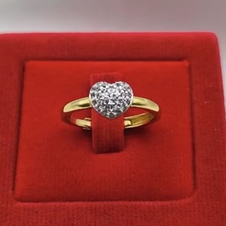 แหวนสีทองสัญลักษณ์รูปหัวใจ เป็นงานเลเซอร์แท้ทั้งวง  ใส่ได้ตั้งแต่ไซส์ 52 ถึงไซส์ 67 ครับ