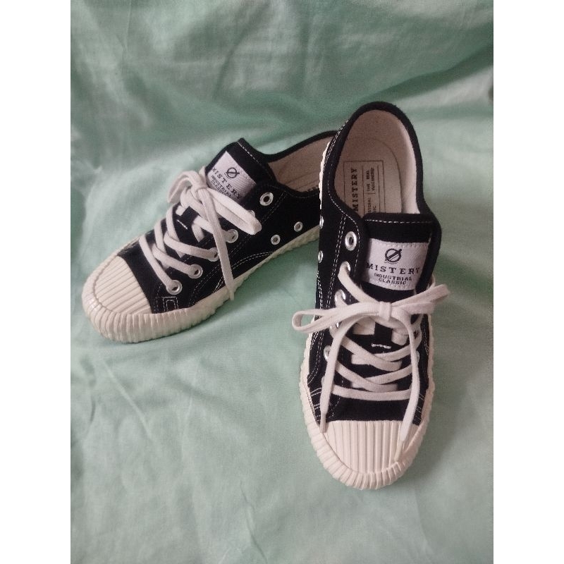 รองเท้า Mistery สีดำ