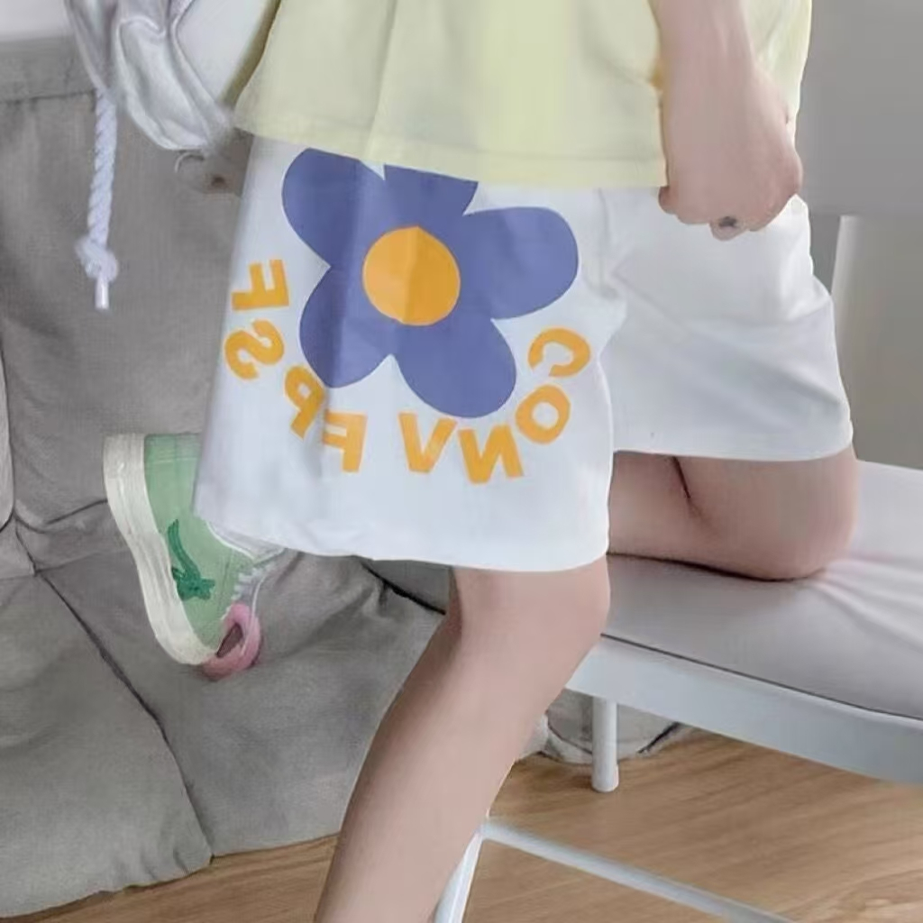CC-31503 กางเกงสั้นลายดอกไม้เอวยางยืด น่ารัก ใส่สบายผ่อนคลาย สามารถแต่งกับเสื้อผ้าได้หลากหลาย สำหรับนักเรียน