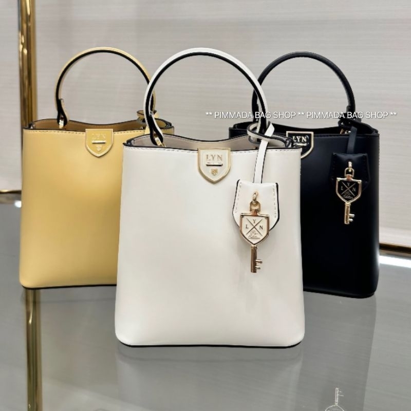 พร้อมส่ง 𝐋𝐘𝐍 ASTRAEA BUCKET S​ BAG​ กระเป๋าทรงถัง ถือ-สะพายข้าง​