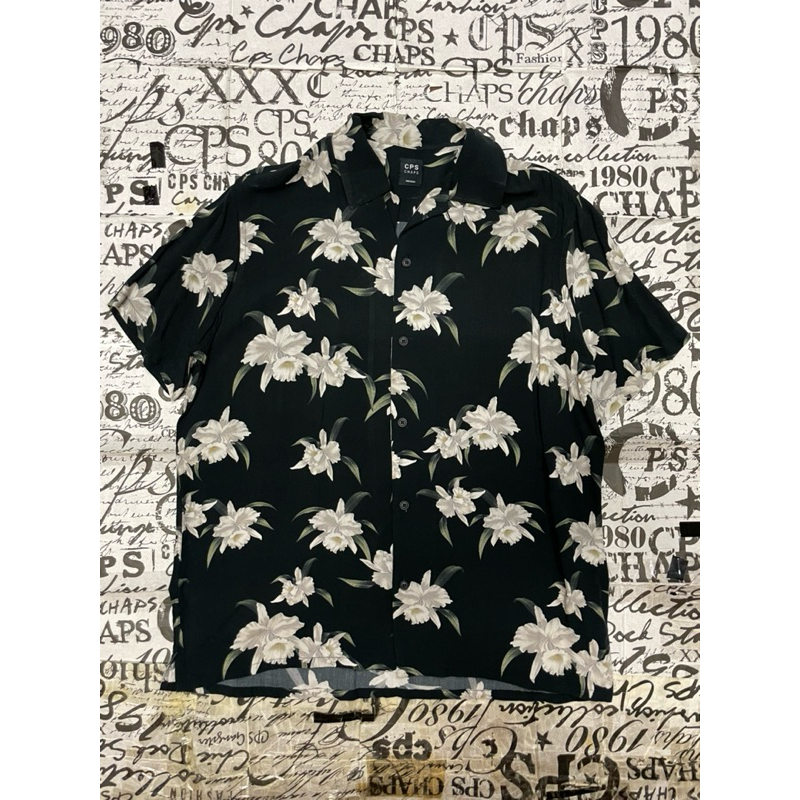 CPS CHAPS GRAPHIC FLOWER BLACK PRINT HAWAII SHIRT SIZE M สภาพใหม่ของแท้ 100% เสื้อเชิ้ตฮาวายผู้ชาย พ