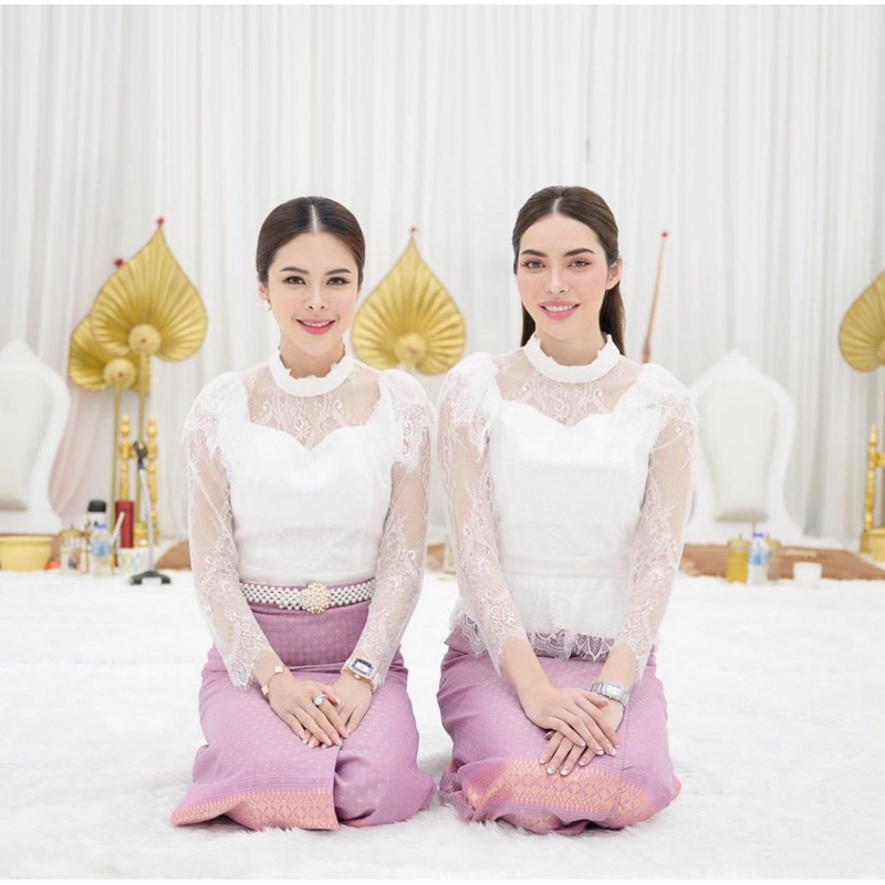 Sira Siri ชุดไทย เสื้อลูกไม้ฝรั่งเศส แขนยาว(รุ่นคุณชาล็อต)ทรงร.5 ผ้านิ่มไม่คัน ผ้าถุงสำเร็จรูปทอลาย อัดกาวอย่างดี สวยหรู