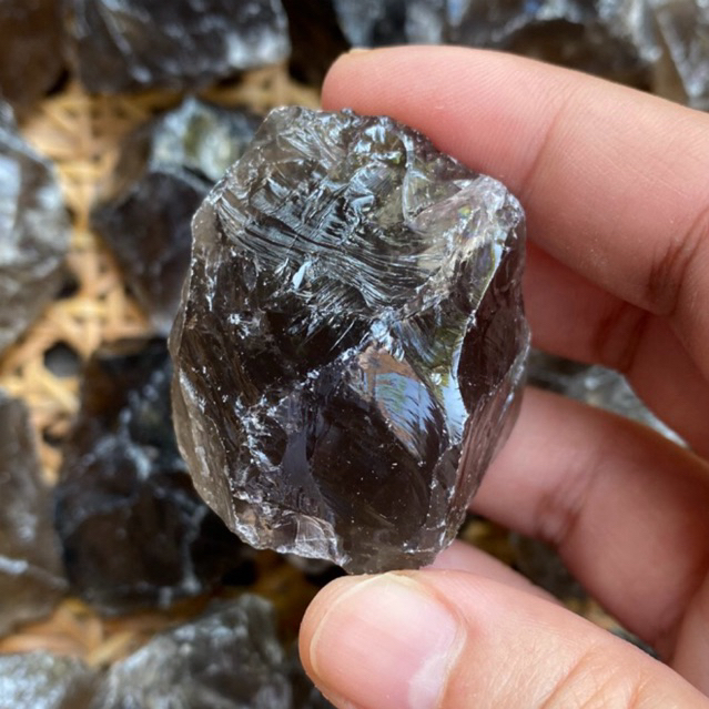 ‼️พร้อมส่งใน🇹🇭‼️Smokey quartz สโมคกี้ควอตซ์ก้อนดิบ เนื้อสวยใส น่ารักมาก เป็นหินที่มีพลังแห่งการปกป้อง ช่วยลดความเครียด