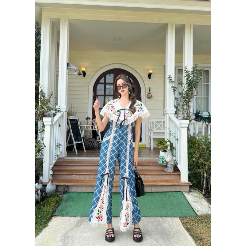 ชุดจั๊มกางเกงขายาว สีน้ำเงิน ตารางขาว แต่งโบว์และลูกไม้ คอระบาย งานป้ายCLT -M