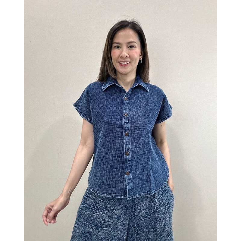 เสื้อคอปก แขนเลยไหล่ ผ้าเกร็ดเต่าสโตน (Stone Wash)