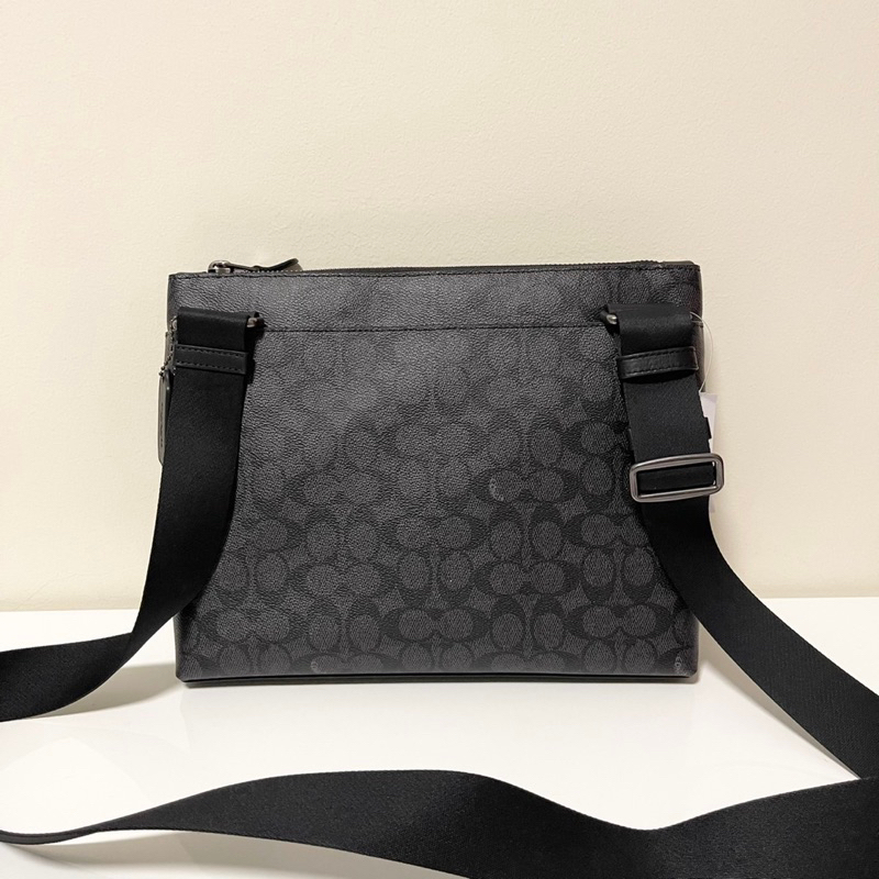 สะพายชาย Carrier Zip Crossbody Bag In Signature Canvas CW448