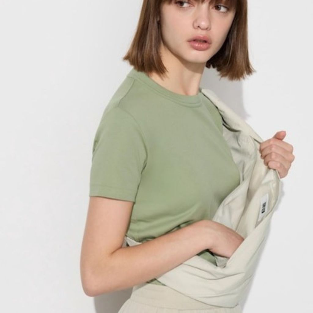 UNIQLO กระเป๋าคาดอก ผ้าไนลอน เคลือบผิว สะท้อนหยดน้ำ / UNIQLO Cross Body Bag
