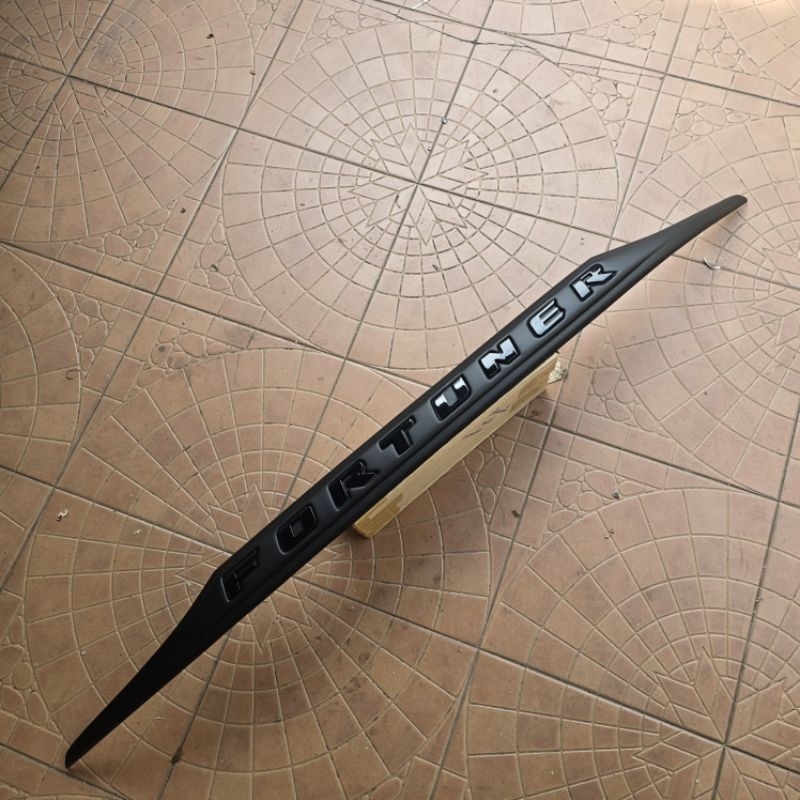 คิ้วท้าย toyota fortuner สีดำด้าน โลโก้มี 4 สี ใส่ปี 2015 - 2026 - รูปที่ 7