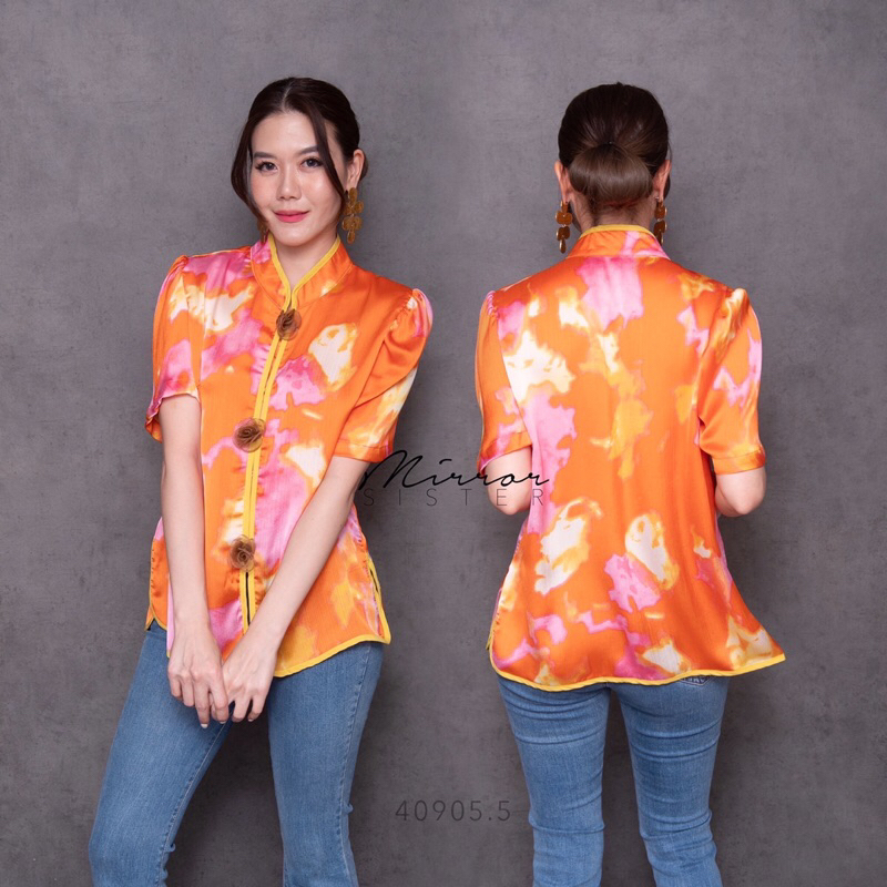 🧧สินค้าขายดี🧧 ••MiRRoRSiSTER’s CiA BLoUSE with Roses BRooCH•• เสื้อลายสีน้ำ แพทเทรินดีไซน์ทรงสวย ดีเทลคอจีนแขนสั้รจับยก - รูปที่ 2