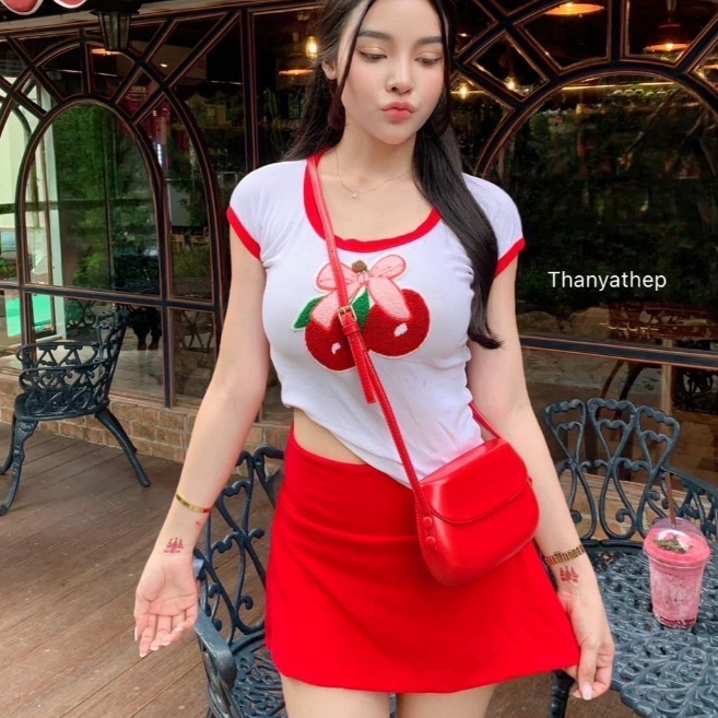 ป้ายThanyathep- เซ็ต2ชิ้น เสื้อแต่งกุ้นแดง ติดอะไหล่เชอรรี่ใหญ่ๆ มาคู่กระโปรงตัวปัง