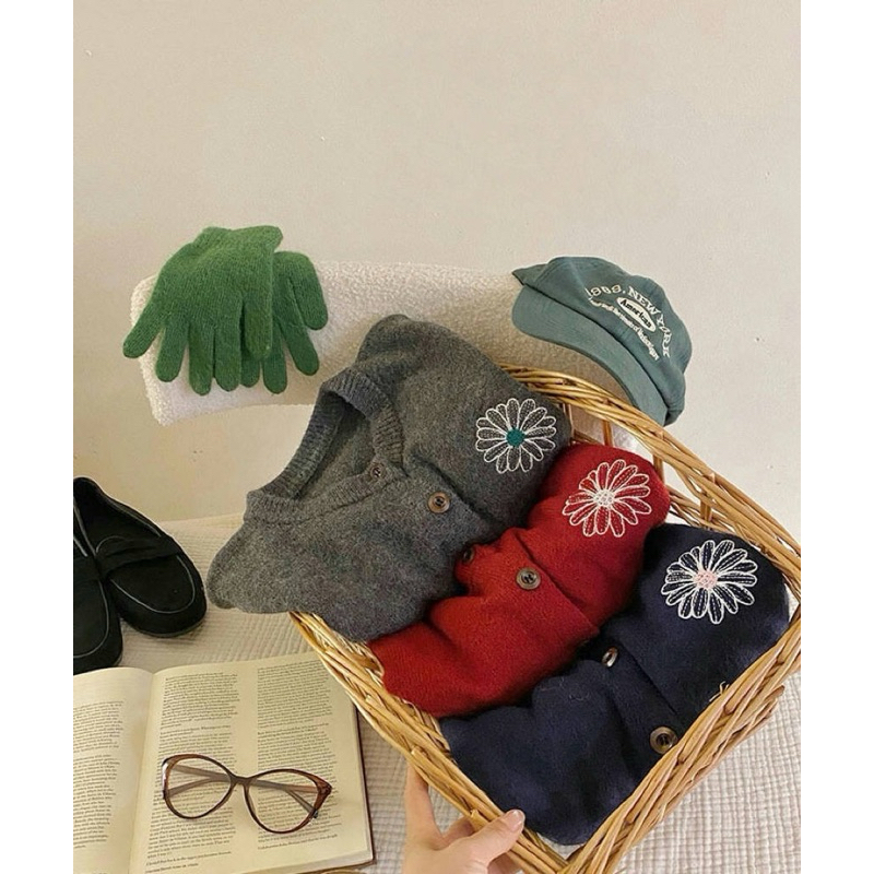 เสื้อคาดิแกนปักลายดอก Daisy Cardigan