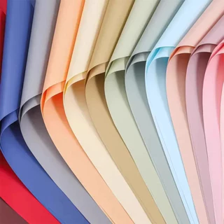 กระดาษห่อช่อดอกไม้ แพ็คละ 20แผ่น สีเดียว และ สองสี วัสดุกันน้ำ สไตล์เกาหลี กระดาษจัดช่อดอก การห่อช่อดอกไม้ 56x56 ซม.