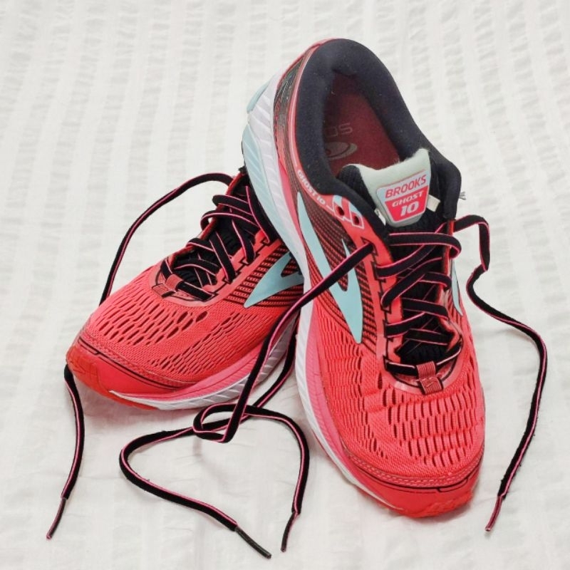 รองเท้ากีฬา รองเท้าผ้าใบ BROOKS สีชมพู-แดง มือสอง สภาพใหม่
