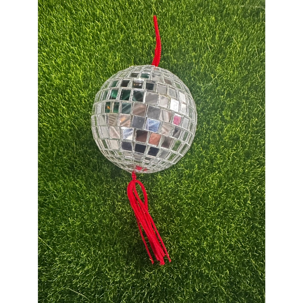 ลูกแก้วกระจกเงา ทรงกลม ใช้แขวนตามจุดต่างๆ ของบ้าน ร้านค้า สถานที่ต่างๆ เพื่อแก้ไขป้องกันพลังงานที่ไม่ดีเข้ามาภายใน