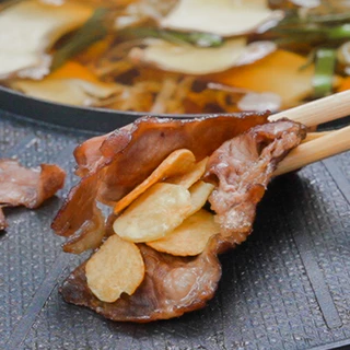 กระเทียมเจียวแผ่น ตราอารี ถุง100g Sliced Fried Garlic กระเทียมเจียวแผ่นสำหรับทำอาหาร ข้าวผัดกระเทียม