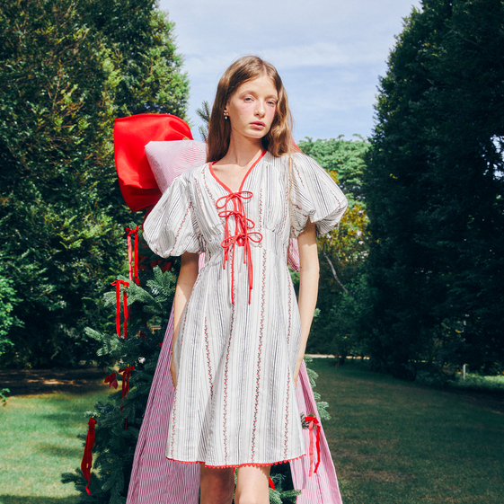 La Mignonne (XS-3XL) Zeno Pascal Dress เดรสใส่ทำงาน ใส่เที่ยว ดีเทลล์งานปักทั้งชุด ช่วงอกมีสายผูกเป็นโบว์ให้งานแขนบอลลูน