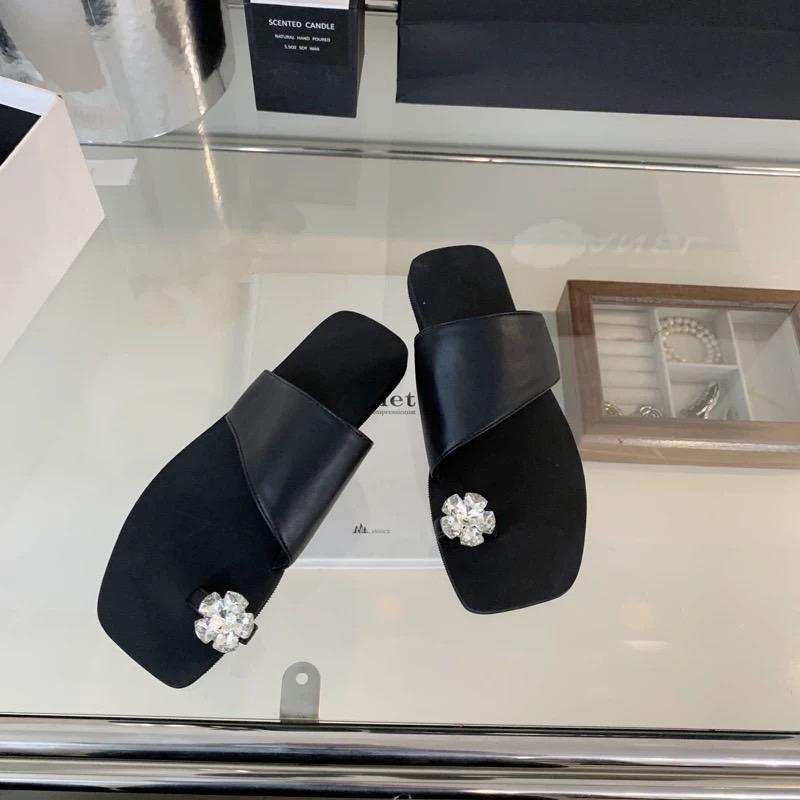 [Limited Offer] รองเท้าเเตะพรีเมี่ยมคละแบบ พื้นนิ่มใส่สบาย ราคาโรงงาน