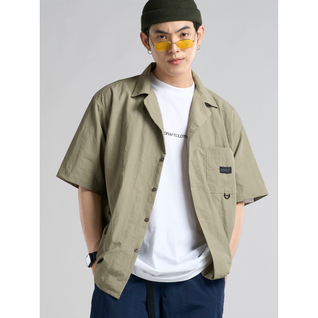 DRAFTCLOTH SHORT-SLEEVE SHIRT เสื้อเชิ้ตแขนสั้นผ้า NYLON-RIPSTOP สีกากี