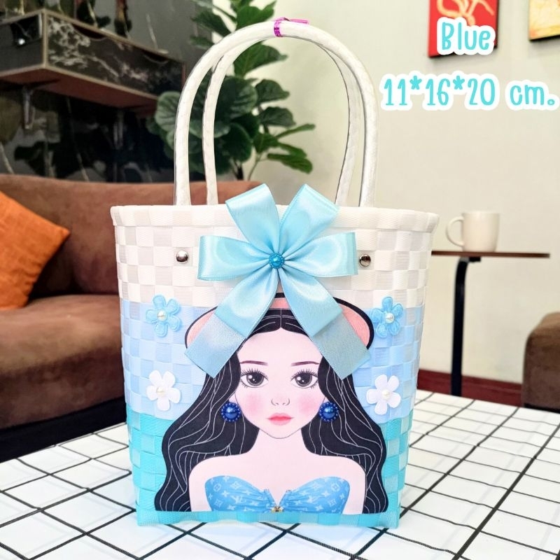 YOU D.I.Y. (ขนาด 11*16*20 cm.) กระเป๋าสานพลาสติก ตกแต่งตุ๊กตา สวยเก๋ เป็นของขวัญของฝากได้จ้า