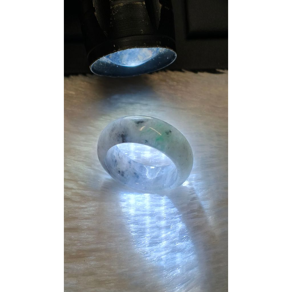 J404 แหวนหยกเจไดต์ ขนาด 58.5 สีขาวใสอมเทาดำแซมเขียว