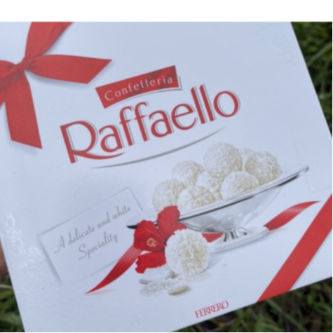 Raffaello ไวท์ช็อกโกแลตเคลือบมะพร้าว สอดไส้อัลมอนด์ 23 ชิ้น/กล่อง BBF.24/08/25