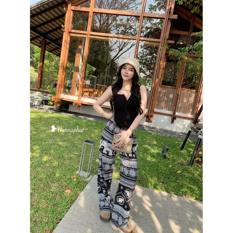 Phapassz - 𝐒𝐄𝐓 𝟐 ชิ้น เสื้อสายเดี่ยวทรงสวย กระดุมใช้งานได้จริง กางเกงลายช้างสีดำ ช่วงเอวเก็บเข้ารูปนิดหน่อย Nannaphat