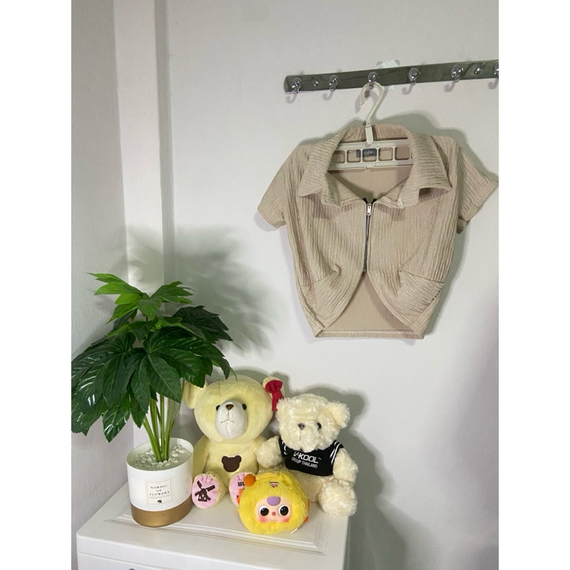 JK.shop(สินค้ามือสอง)เสื้อครอปรูดซิบด้านหน้า สีแอปริคอล