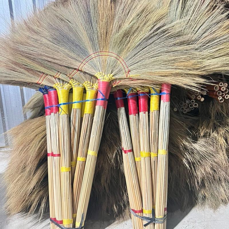 [ ความยาว 70 ซม. ] ไม้กวาดดอกหญ้า หางปลาคันกำหนาพิเศษ 1 มัด มี 10 ด้าม