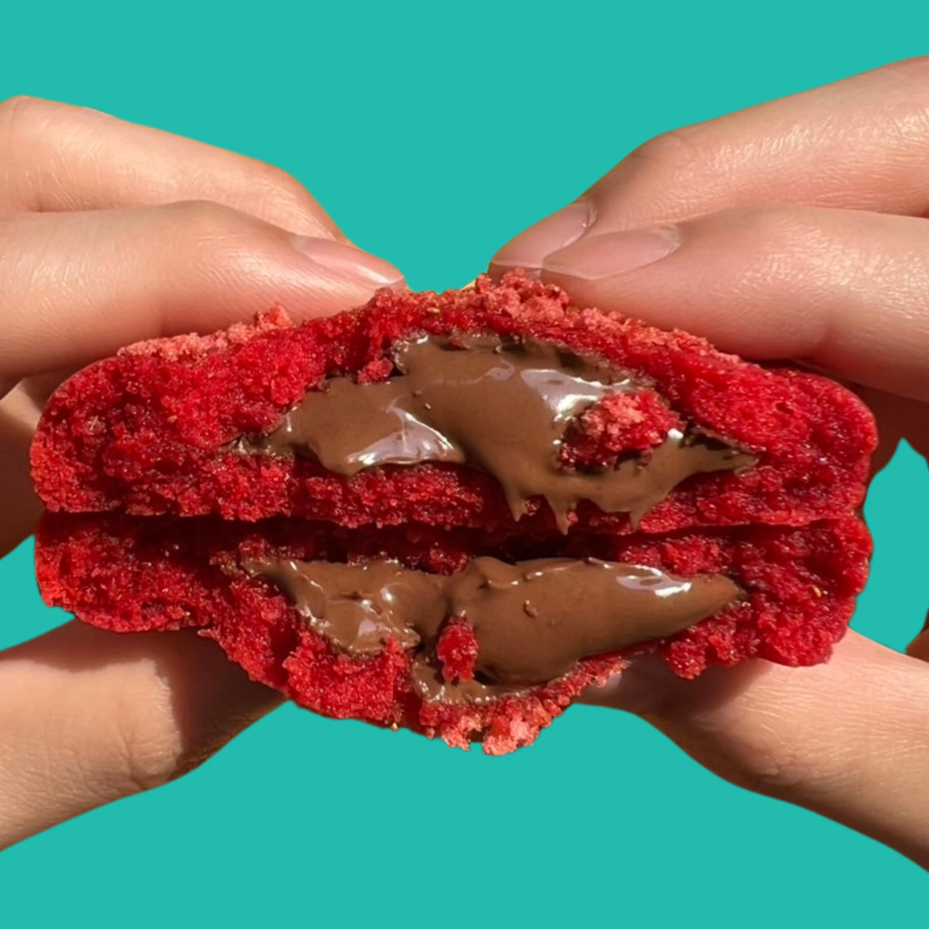 GROOEY'S Strawberry Hazelnut Bomb ซอฟต์คุกกี้รสสตรอว์เบอร์รี่เฮเซลนัท