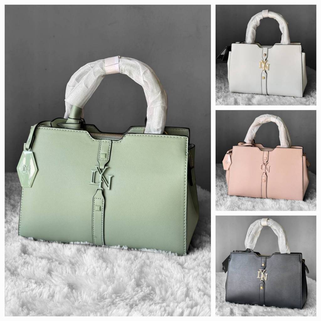 กระเป๋า LY  N  คอลเล็คชั่นใหม่ ขนาด 25x19x11 cm.(10 นิ้ว) มี 5 สี เเต่งอะไหล่พร้อมสายสะพายห้อยโลโก้ด้านหน้า อะไหล่สีทอง