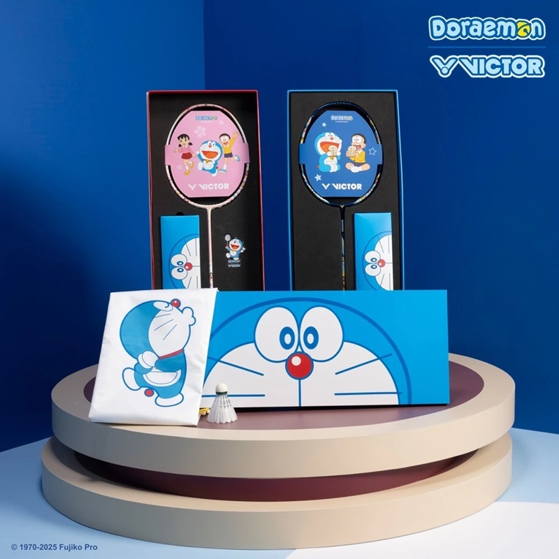 VICTOR x DORAEMON ไม้แบดมินตัน รุ่น DRM SET I/B 4U ( Box set ) ( 1 Set 2ไม้ ) แถมเอ็น Victor VS-66 2