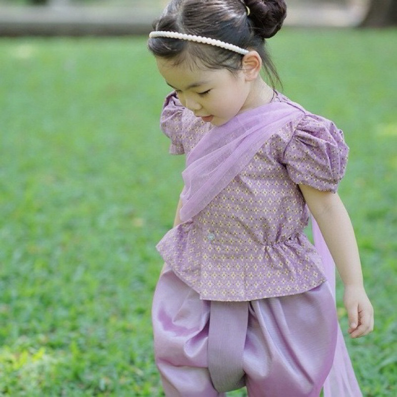 ชุดไทยเด็กผู้หญิง สีม่วง จากร้าน Little Coogie