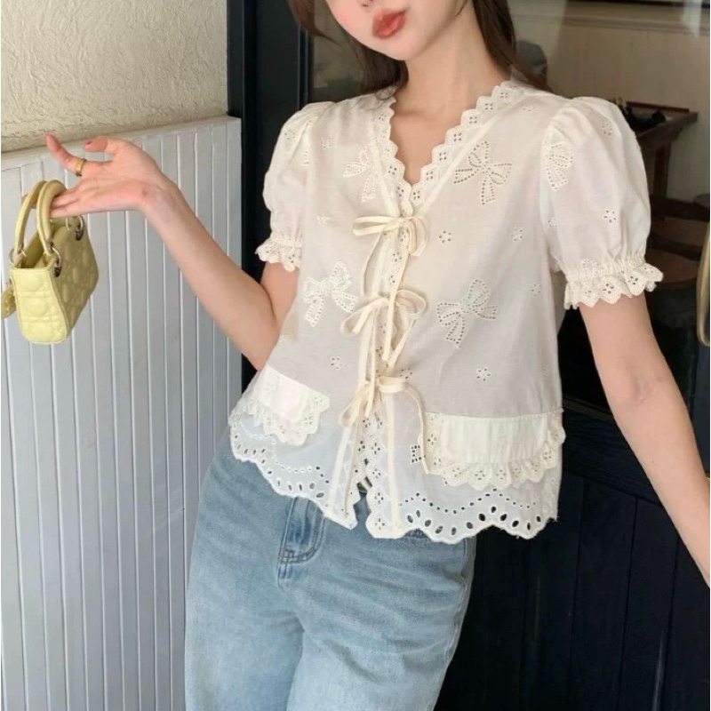 (พร้อมส่ง) รุ่น (AW-ฉลุลายโบว์ครีม08) เสื้อแขนสั้น ผ้าคอตตอน100%สีครีม เสื้อคอวี ผูกริบบิ้นโบว์ด้านหน้า ฉลุลายดอกและโบว์