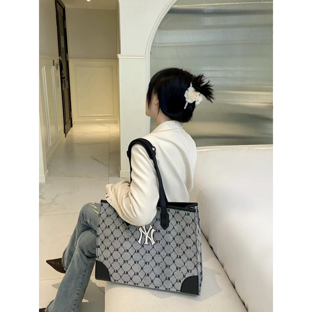 New ของแท้ 💯% MLB UNISEX CURVED CAPNY NEW YORK YANKEE BAG/กระเป๋าสะพายข้าง/mlb กระเป๋า