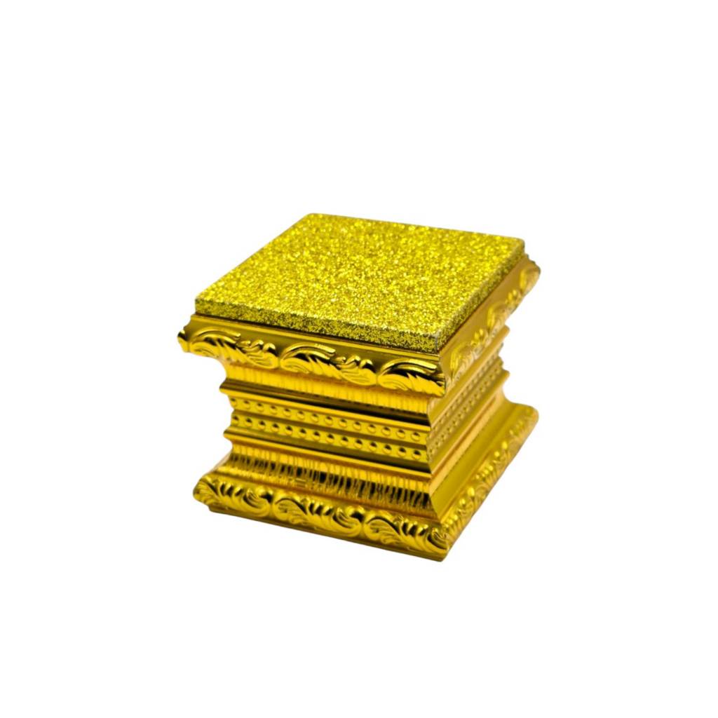 ฐานรองพระ ฐานวางพระ ฐานสีทอง 2 ชั้น ขนาดผ้าทองเพชร 7x7 ซม. สูง 6 ซม. (ฐานไม้ทองผ้าทองเพชร)