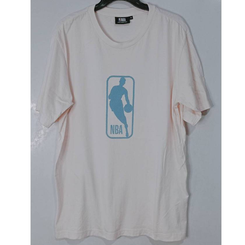 NBA   เสื้อแขนสั้น คอกลม ผ้าคอตตอล NBA สีขาวอมชมพู อกหน้าผ้า 44-46" ป้ายคอไซส์ XL มือสอง สภาพดี