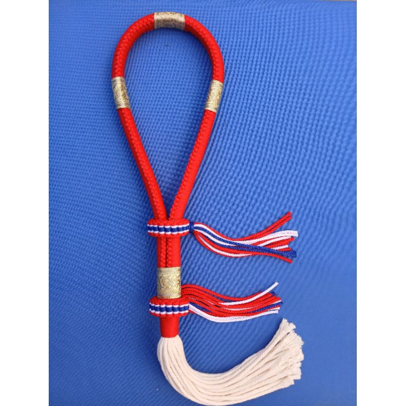 มงคลมวยไทย / Mongkol Muay Thai มี 3 สี สีขาว สีแดง สีน้ำเงิน ตกแต่งคาดริบบิ้นสีทองอ่อน งานเชือกถักทั้งเส้น Handmade