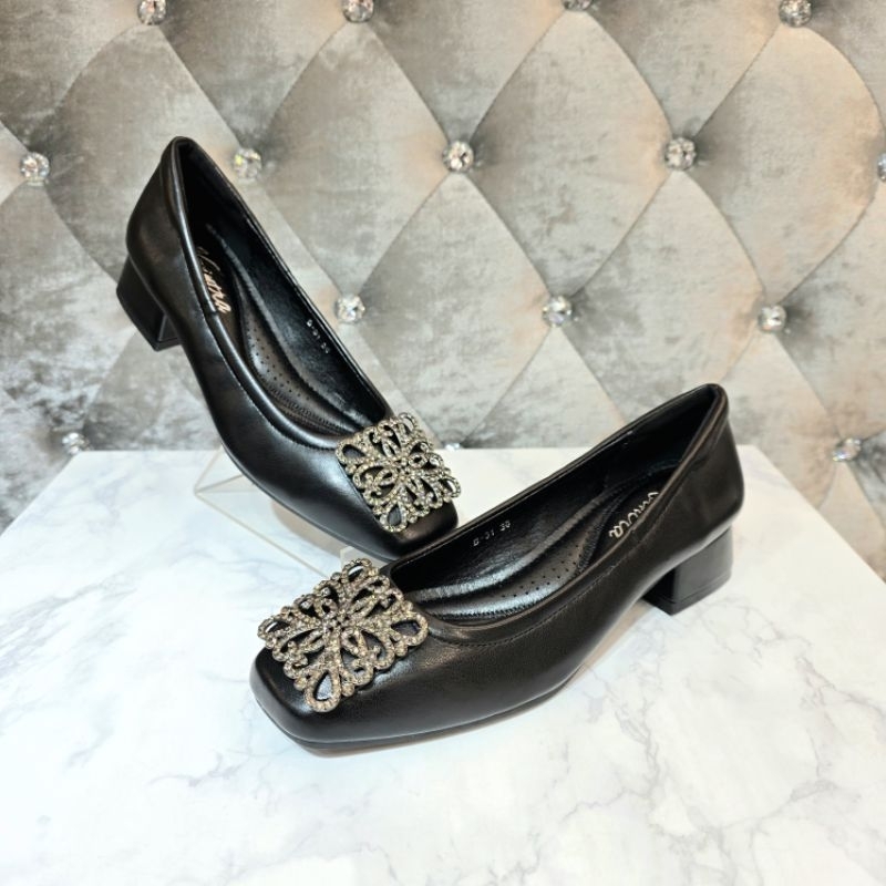 B31 สีBlack Kwintra รุ่นCrazy Daisy รองเท้าคัทชูหน้าเพชรมีส้น สูง 1.5นิ้ว หนังนุ่มพื้นนิ่ม บุฟองน้ำทั้งคู่ เก็บทรงเท้าดี