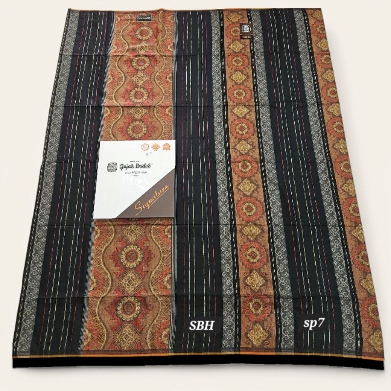 ผ้าโสร่งผู้ชาย ผ้านุ่ง ผ้าโสร่งตราช้าง รุ่น ซิกเนอเจอร์ Gajah duduk Signature