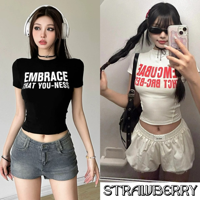 STR พร้อมส่ง🍒เสื้อครอปท็อป เสื้อยืดสีขาว เสื้อแฟชั่นผู้หญิง เสื้อรัดรูปสีขาว croptopแขนสั้นคอกลม พิมพ์ลายตัวอักษรY2K