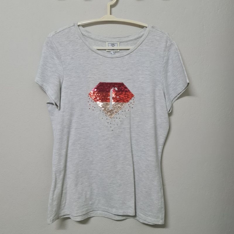 FFashion เสื้อยืด ปักโลโก้ วิ้งๆๆ