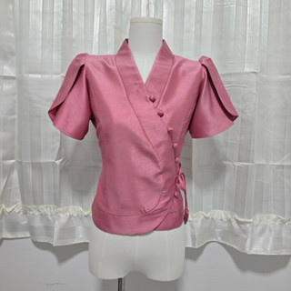 เสื้อไหมสี่เส้น คอวี กระดุมเฉียง แต่งโบว์ แขนกลีบบัว พร้อมส่…