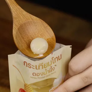 กระเทียมโทนดองน้ำผึ้งแบบถุง แม่จินต์ น้ำหนักสุทธิ 100 กรัม