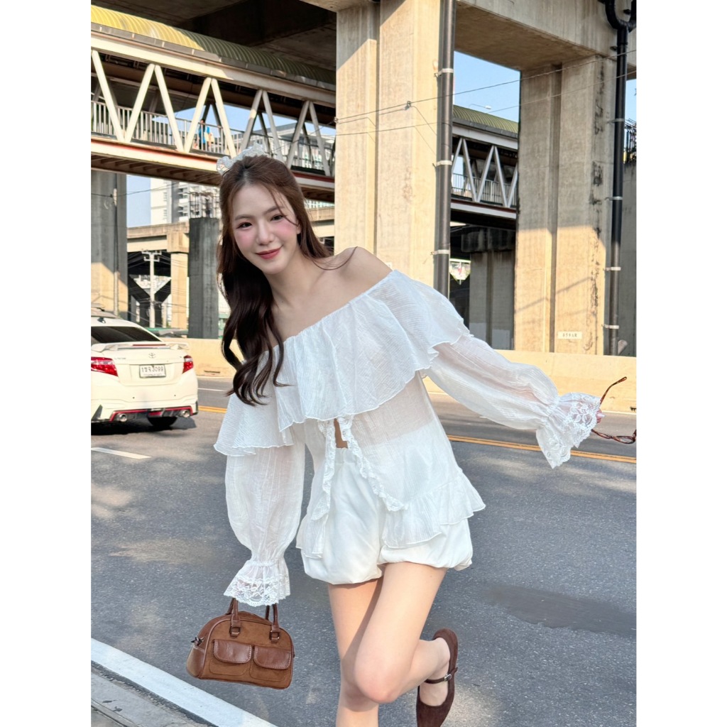 AceyAceyปาดไหล่อกระบายแขนยาวชายแหวกแต่งชายลูกไม้ซีทรู