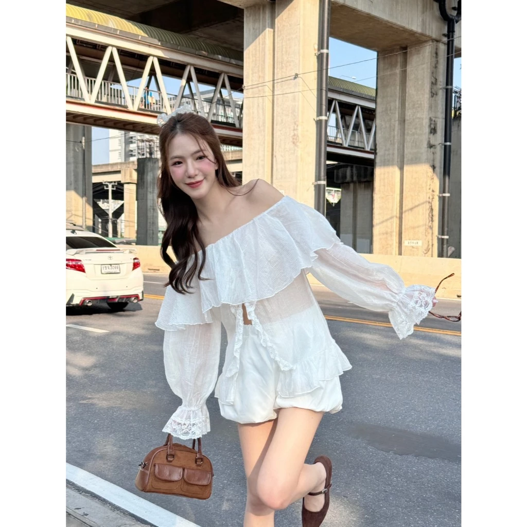 AceyAceyปาดไหล่อกระบายแขนยาวชายแหวกแต่งชายลูกไม้ซีทรู